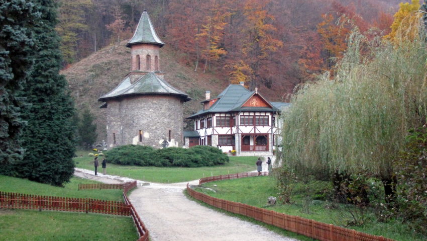Drumul spre Mănăstirea Prislop va fi modernizat în 2015 Drumul spre Mănăstirea Prislop va fi modernizat în 2015