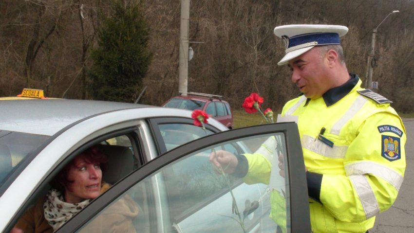 Doamnele au fost sancţionate cu flori de 8 Martie Doamnele au fost sancţionate cu flori de 8 Martie