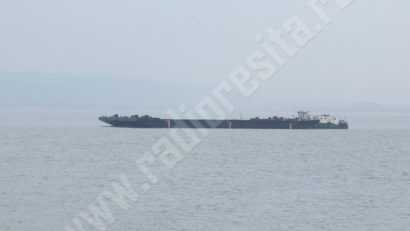 Ministerul Mediului şi Prefectura Caraş-Severin aduc în actualitate barja scufundată în Dunăre. Cine preia răspunderea?