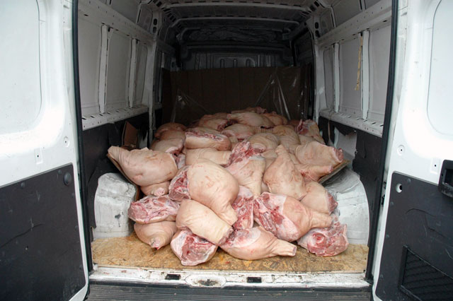 Peste 200 de kg de carne fără acte confiscată în Lugoj Peste 200 de kg de carne fără acte confiscată în Lugoj