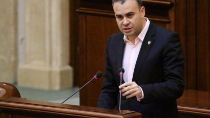 Fostul ministru de finanţe Darius Vâlcov, condamnat la 6 ani de închisoare, a fost adus în ţară
