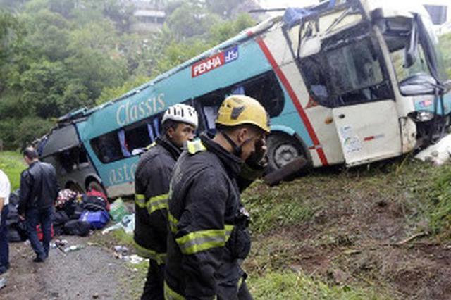 40 de morţi după ce un autobuz a căzut într-o prăpastie 40 de morţi după ce un autobuz a căzut într-o prăpastie