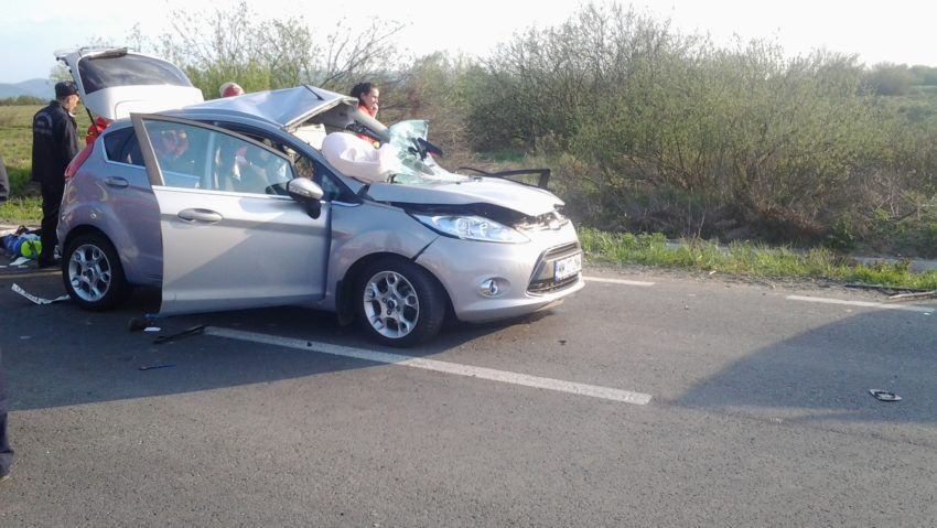 Trei persoane, mamă, tată şi un copil şi-au pierdut viaţa într-un accident Trei persoane, mamă, tată şi un copil şi-au pierdut viaţa într-un accident