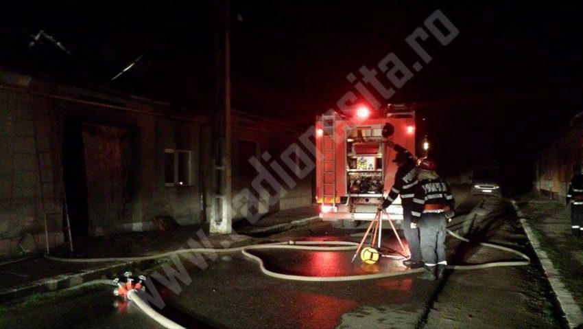 Acoperiş mistuit de flăcări la Caransebeş Acoperiş mistuit de flăcări la Caransebeş