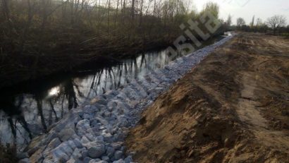 În Caraş-Severin continuă amenajarea cursurilor de apă pentru a preveni inundaţiile