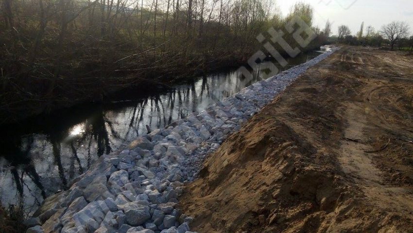 În Caraş-Severin continuă amenajarea cursurilor de apă pentru a preveni inundaţiile În Caraş-Severin continuă amenajarea cursurilor de apă pentru a preveni inundaţiile