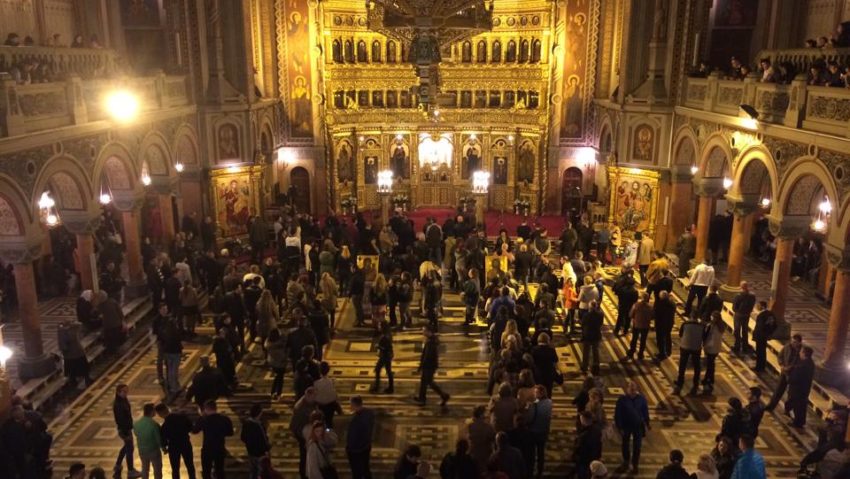 Noul Mitropolit al Banatului a strâns 5.000 de persoane la Slujba de Înviere Noul Mitropolit al Banatului a strâns 5.000 de persoane la Slujba de Înviere