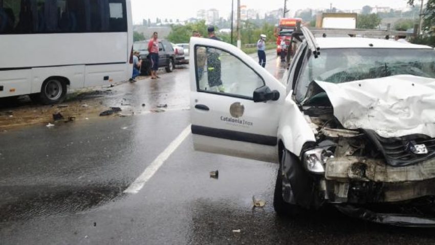Accident în care a fost implicat un autobuz şi două autoturisme Accident în care a fost implicat un autobuz şi două autoturisme