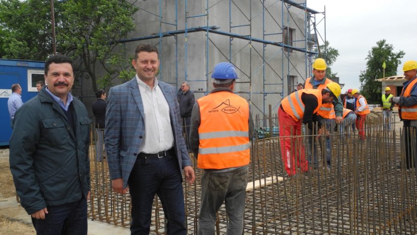 Modernizarea şi extinderea reţelei de apă şi canalizare continuă în tot judeţul Arad Modernizarea şi extinderea reţelei de apă şi canalizare continuă în tot judeţul Arad