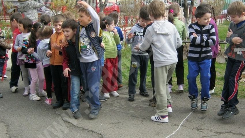 Copiii sunt invitaţi la joacă Copiii sunt invitaţi la joacă