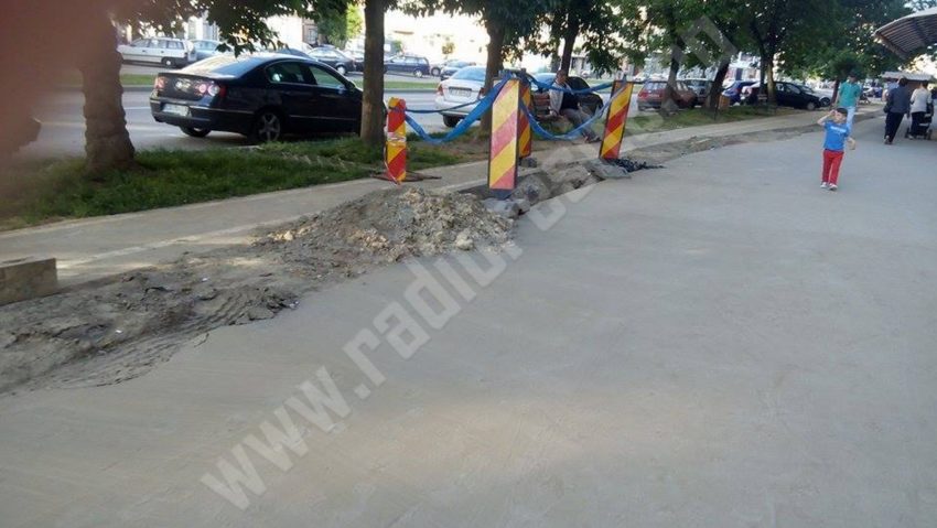Atenţie şoferi. Lucrările la reţeaua de canalizare au închis circulaţia pe o stradă din Reşiţa Atenţie şoferi. Lucrările la reţeaua de canalizare au închis circulaţia pe o stradă din Reşiţa