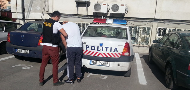 Un şofer fără permis s-a aruncat într-un râu ca să scape de poliţişti Un şofer fără permis s-a aruncat într-un râu ca să scape de poliţişti