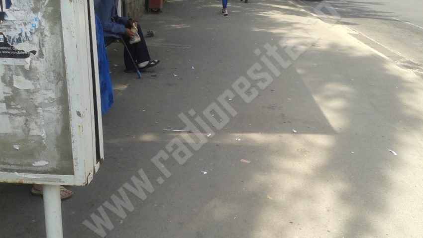 Așteptăm autobuzul printre gunoaie Așteptăm autobuzul printre gunoaie