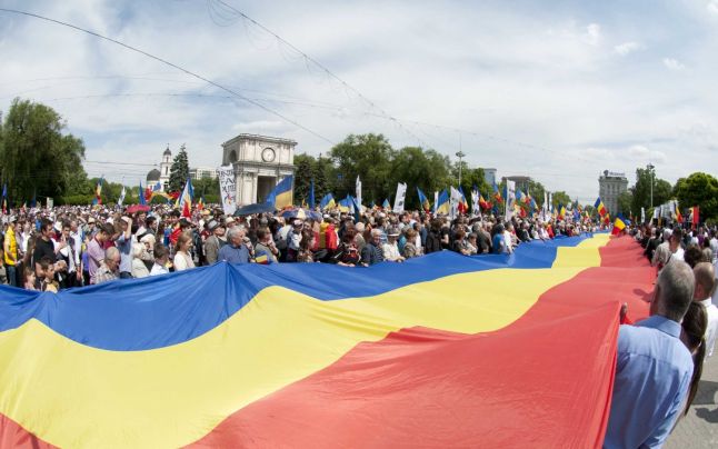 Tricolor românesc de 300 de metri, întins pe un pod peste Prut Tricolor românesc de 300 de metri, întins pe un pod peste Prut