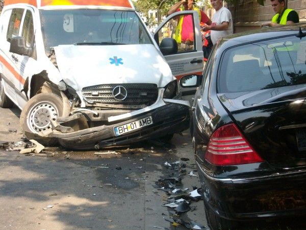 Ambulanță cu pacient, implicată într-un accident rutier Ambulanță cu pacient, implicată într-un accident rutier