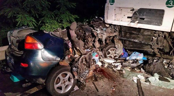 Carnagiu pe o şosea din vestul ţării: şase morţi şi patru răniţi Carnagiu pe o şosea din vestul ţării: şase morţi şi patru răniţi
