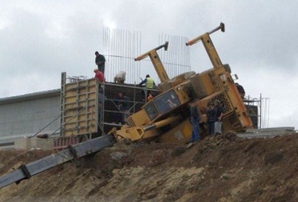 Bărbat în stare gravă după ce s-a răsturnat cu excavatorul Bărbat în stare gravă după ce s-a răsturnat cu excavatorul