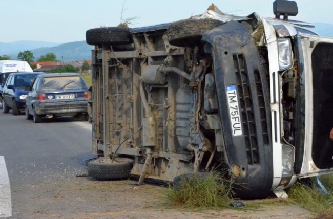 Un camion cu lemne s-a răsturnat în această seară între localitățile Bozovici și Mehadia Un camion cu lemne s-a răsturnat în această seară între localitățile Bozovici și Mehadia
