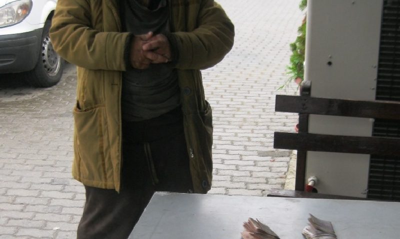Cerşetor în Timişoara cu zeci de mii de lei în buzunar Cerşetor în Timişoara cu zeci de mii de lei în buzunar