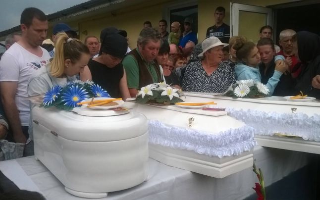 Mama acuzată că a provocat moartea a trei dintre copiii săi, în libertate Mama acuzată că a provocat moartea a trei dintre copiii săi, în libertate