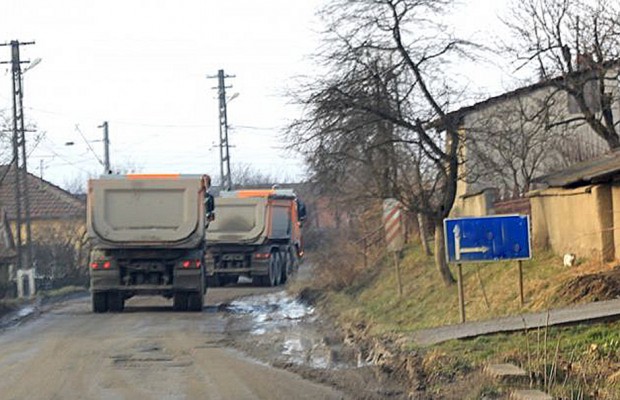 Amenzi pentru traficul greu într-o comună timişeană Amenzi pentru traficul greu într-o comună timişeană