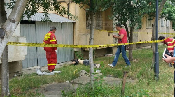Un bărbat s-a aruncat de la etajul trei al unui imobil pe care-l renova Un bărbat s-a aruncat de la etajul trei al unui imobil pe care-l renova