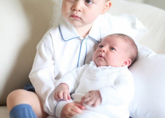 Prinţul George şi Prinţesa Charlotte, fotografiaţi pentru prima dată împreună Prinţul George şi Prinţesa Charlotte, fotografiaţi pentru prima dată împreună
