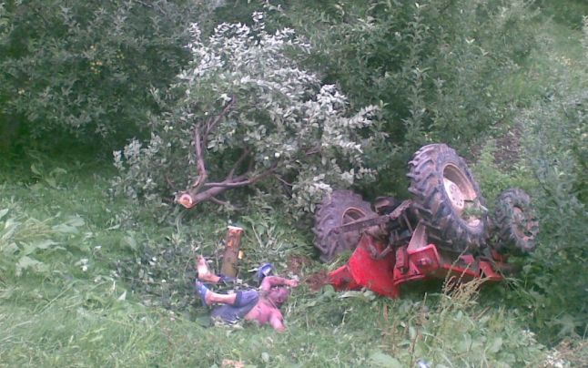 Un bărbat a ajuns la spital după ce s-a răsturnat cu tractorul Un bărbat a ajuns la spital după ce s-a răsturnat cu tractorul
