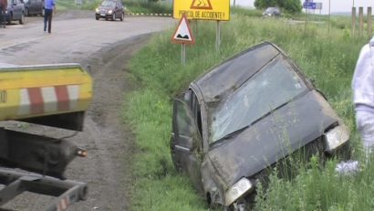 Două persoane rănite după ce o mașină s-a răsturnat în șanț