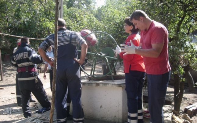 Un bărbat a murit după ce a căzut într-o fântână fără apă Un bărbat a murit după ce a căzut într-o fântână fără apă