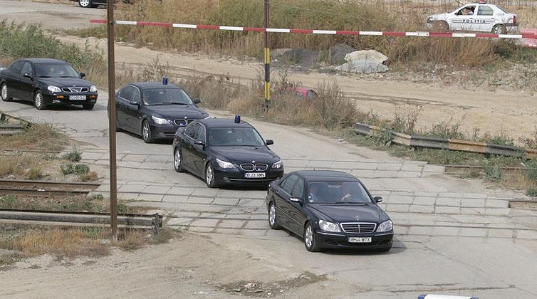 [UPDATE][FOTO] Coloana oficială a ministrului fondurilor europene, implicată într-un accident de circulație