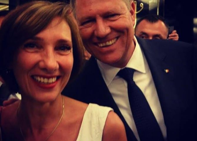 Carmen Iohannis împrumută și returnează hainele pe care le poartă la evenimente oficiale Carmen Iohannis împrumută și returnează hainele pe care le poartă la evenimente oficiale
