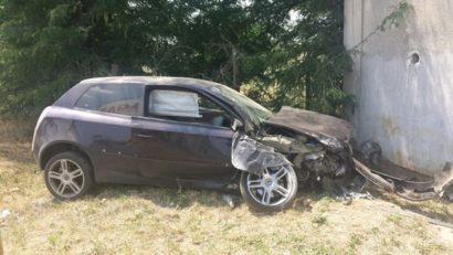 A evitat impactul cu un autocamion si a intrat cu maşina în depozit