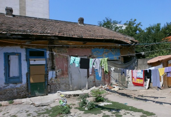 Romii bănăţeni devastează clădirile istorice din Timiş Romii bănăţeni devastează clădirile istorice din Timiş
