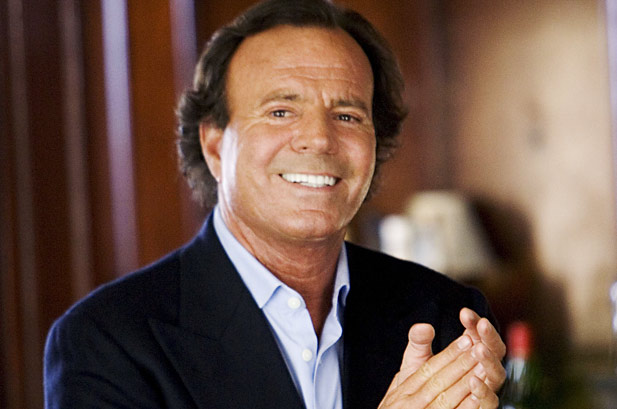 Julio Iglesias transmite condoleanţe tuturor celor care au suferit în urma incendiului din clubul Colectiv Julio Iglesias transmite condoleanţe tuturor celor care au suferit în urma incendiului din clubul Colectiv