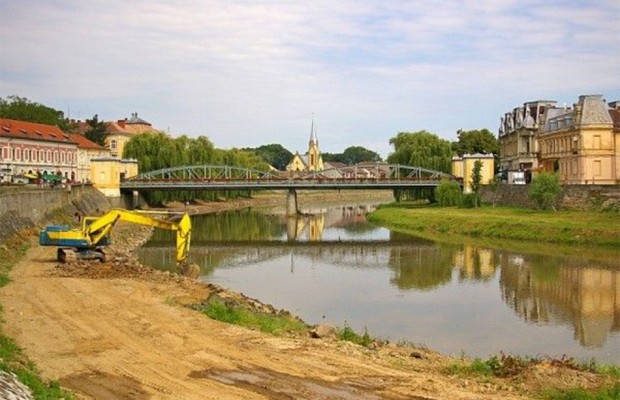 Se construieşte un dig pe râul Timiş Se construieşte un dig pe râul Timiş