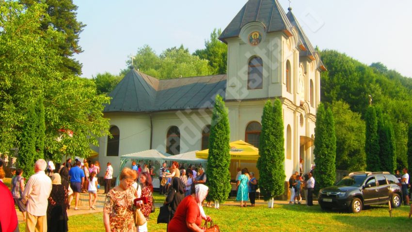 Hram la Mănăstirea Sf. Ilie de la Izvor din Bocşa Română. Sute de credincioşi se închină încă din această seară Hram la Mănăstirea Sf. Ilie de la Izvor din Bocşa Română. Sute de credincioşi se închină încă din această seară