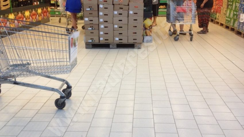 S-au ascuns de căldură în supermarket! S-au ascuns de căldură în supermarket!