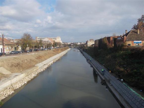 ABA Banat execută lucrări hidrotehnice speciale în Timiş şi Caraş-Severin ABA Banat execută lucrări hidrotehnice speciale în Timiş şi Caraş-Severin