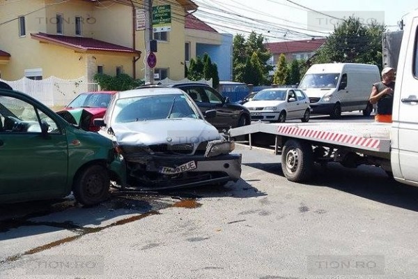 Trei răniţi, printre care şi un copil de 4 ani, în urma unui accident în Timişoara Trei răniţi, printre care şi un copil de 4 ani, în urma unui accident în Timişoara