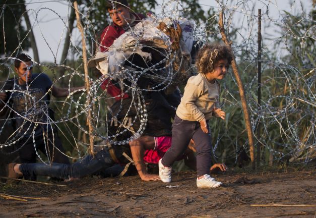 Circa 2.700 de refugiaţi au traversat sâmbătă frontiera sârbo-ungară Circa 2.700 de refugiaţi au traversat sâmbătă frontiera sârbo-ungară