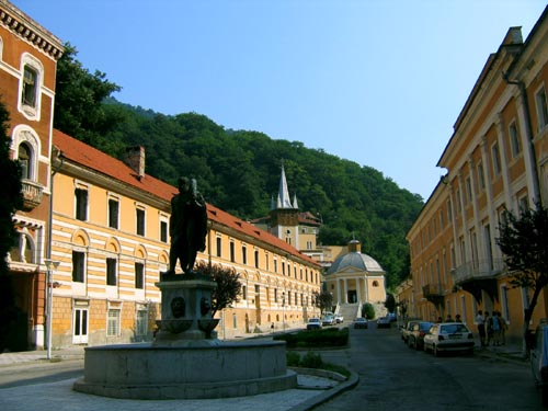 Dor de Herculane!…Românii plecaţi în străinătate revin în ţară ca să petreacă vacanţa în familie Dor de Herculane!…Românii plecaţi în străinătate revin în ţară ca să petreacă vacanţa în familie