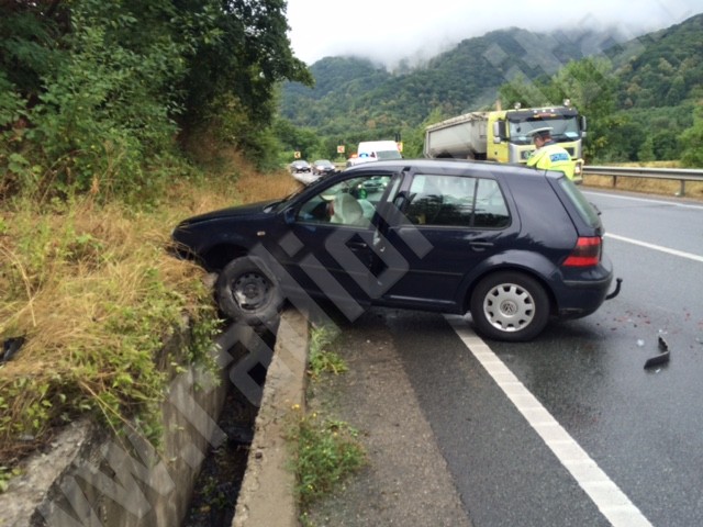 [FOTO] Accident pe E70. Ploaia în combinaţie cu cauciucurile uzate a făcut din nou victime