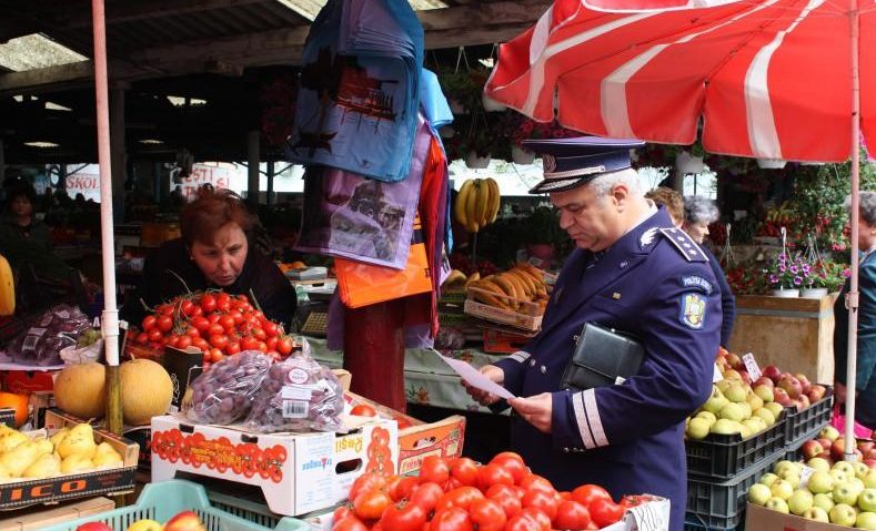 Peste 1.000 de kilograme de fructe şi legume confiscate de poliţiştii mehedinţeni Peste 1.000 de kilograme de fructe şi legume confiscate de poliţiştii mehedinţeni