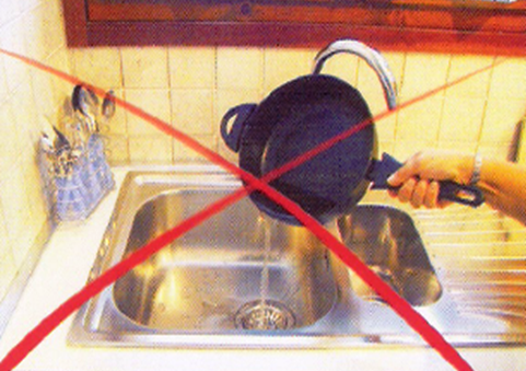 Sute de mii de litri de ulei alimentar uzat ajung în rețeaua de canalizare Sute de mii de litri de ulei alimentar uzat ajung în rețeaua de canalizare