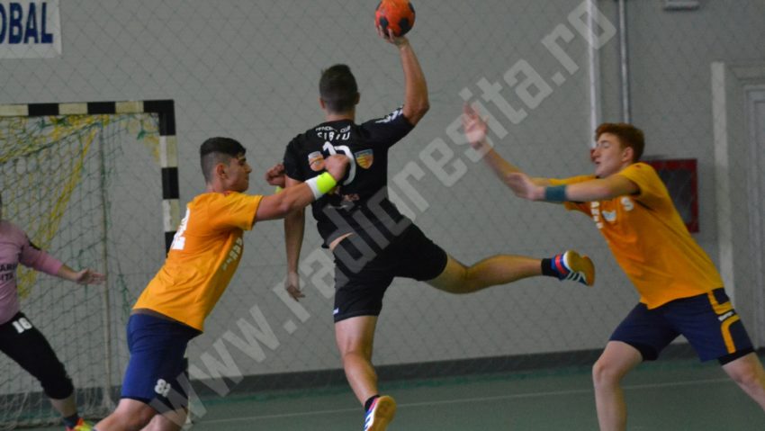 Handbaliştii de la Liceul Traian Vuia Reşiţa au trecut pe primul loc în serie Handbaliştii de la Liceul Traian Vuia Reşiţa au trecut pe primul loc în serie