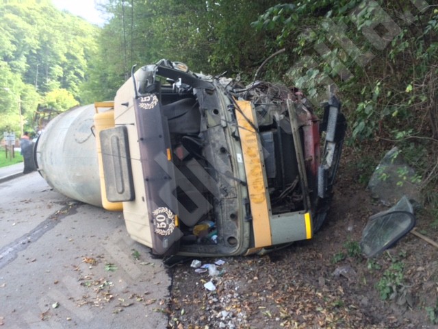 [FOTO] Accident lângă Reșița, după ce o autobetonieră a rămas fără frâne