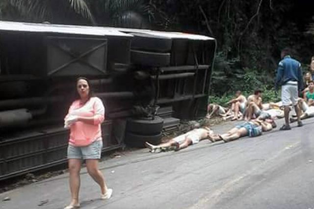 [FOTO] Accident de autocar! 15 persoane au murit, iar alte 40 au fost rănite