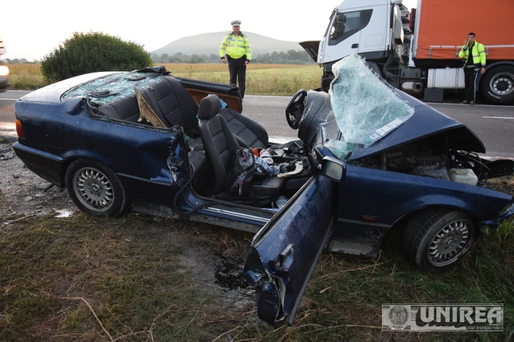 [FOTO] Tragedie pe DN1. Doi oameni au murit, după ce o maşină a intrat într-un autocar