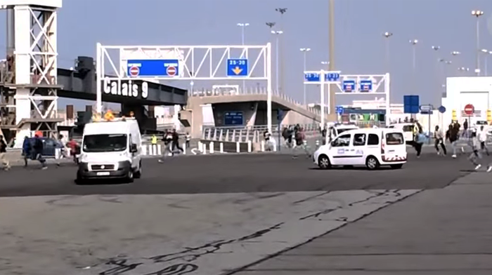 „Condiţii mai bune” pentru refugiaţii din Calais „Condiţii mai bune” pentru refugiaţii din Calais